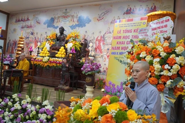 Ni sư Thích Đàm Vân, đại diện Ban Giám hiệu báo cáo