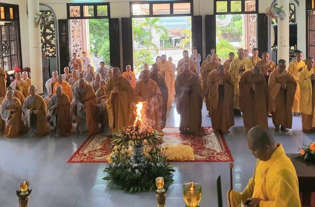 Chư tôn đức thắp nén tâm hương tưởng niệm