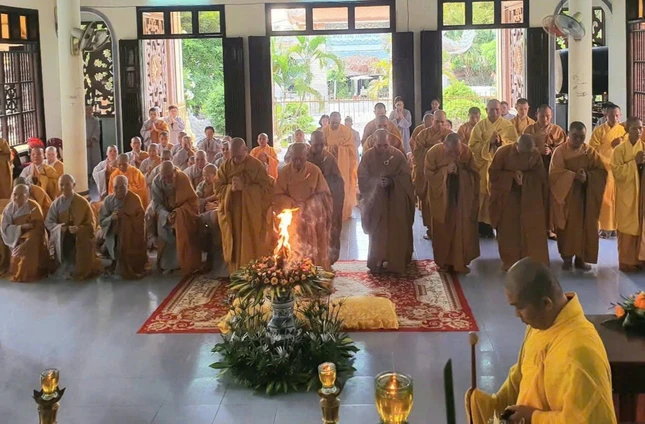 Chư tôn đức thắp nén tâm hương tưởng niệm