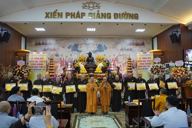 Khen thưởng đến Tăng sinh