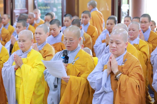 Đại diện hành giả trường hạ chùa Phước Huệ, tỉnh Lâm Đồng báo cáo việc tu học của trường hạ Đại diện hành giả trường hạ chùa Phước Huệ, tỉnh Lâm Đồng báo cáo việc tu học của trường hạ