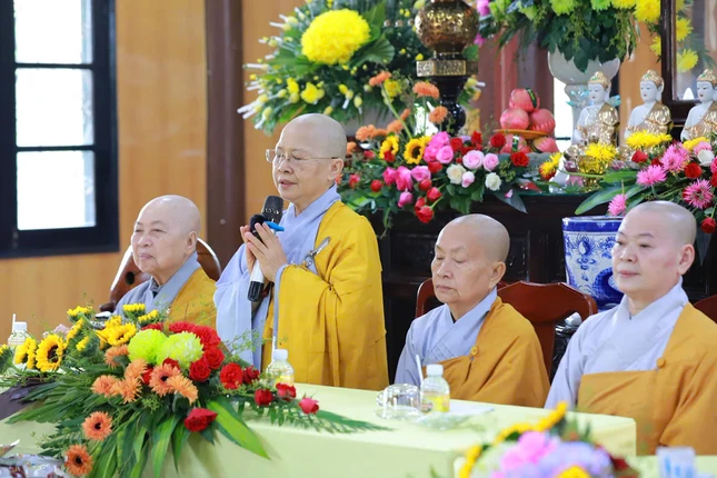 Ni trưởng Thích nữ Như Thảo vấn an sức khỏe chư vị Ni trưởng trú trì và Ban Chức sự hạ trường; có lời sách tấn đến toàn thể hành giả Ni