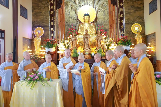 Trao cúng dường tại trường hạ chùa Phổ Chiếu