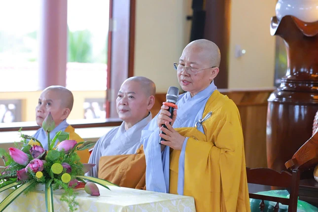 Ni trưởng Thích nữ Như Thảo sách tấn hành giả tại trường hạ chùa Phổ Chiếu