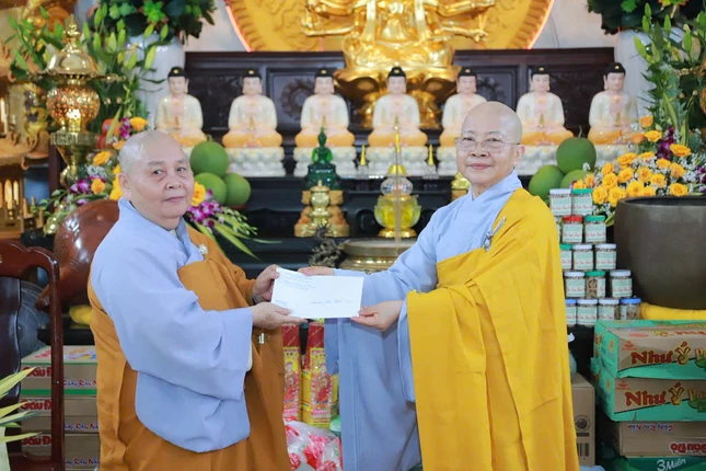 Trao thư của Ni trưởng Trưởng Phân ban Ni giới T.Ư đến đại diện Ban Chức sự trường hạ chùa Dược Sư