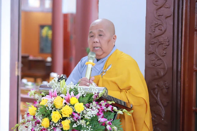 Ni sư Thích nữ Lệ Thuận, Phó Trưởng Phân ban Ni giới T.Ư thông tin về hoạt động Phật sự của Phân ban tại trường hà chùa Dược Sư