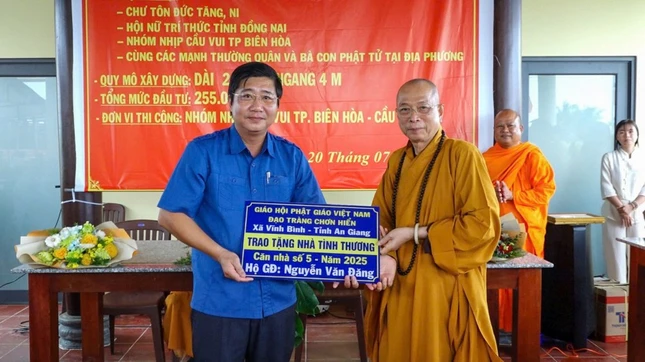 Thượng tọa Thích Huệ Khai trao bảng tài trợ 1 căn nhà tình thương