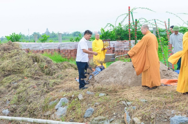 Chư tôn đức thực hiện nghi thức động thổ xây dựng chùa Khánh Nguyên Chư tôn đức thực hiện nghi thức động thổ xây dựng chùa Khánh Nguyên