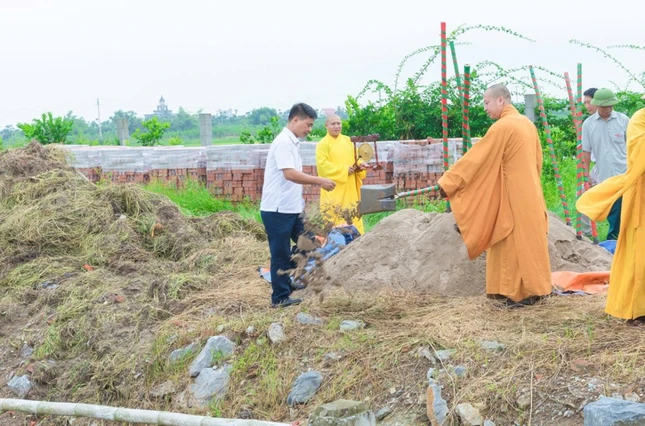 Chư tôn đức thực hiện nghi thức động thổ xây dựng chùa Khánh Nguyên