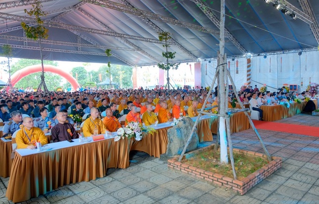 Chư tôn đức và các đại biểu tham dự