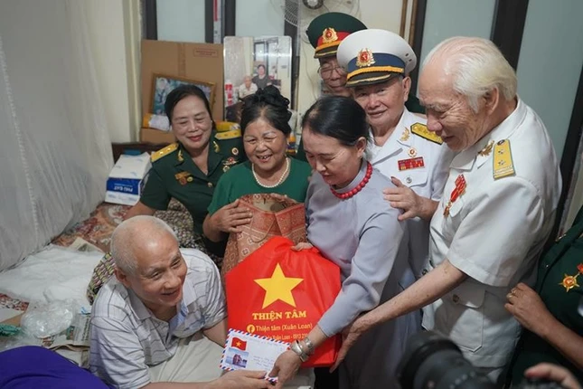 Ban Chủ nhiệm thăm hỏi tới các thương binh, bệnh binh tại Trung tâm Thuận Thành, tỉnh Bắc Ninh