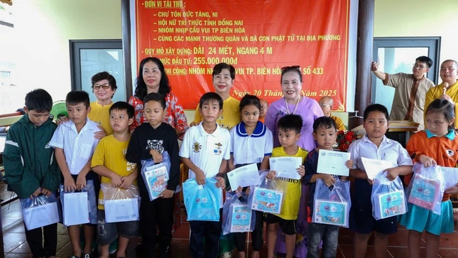 Đại diện đoàn trao học bổng cho các em học sinh hiếu học trong xã Vĩnh Bình