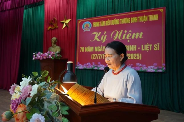 Cư sĩ Diệu Nhân - Nguyễn Thị Xuân Loan phát biểu