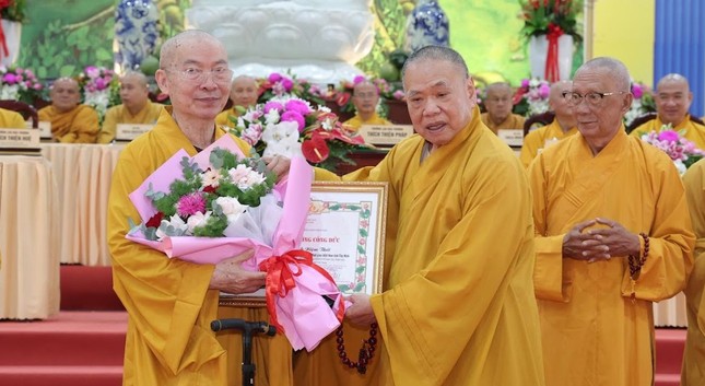 Trao Bằng tuyên công đức đến Hòa thượng Thích Niệm Thới