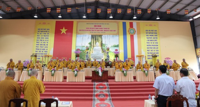 Chư tôn đức trong nghi thức chào Quốc kỳ - Đạo kỳ