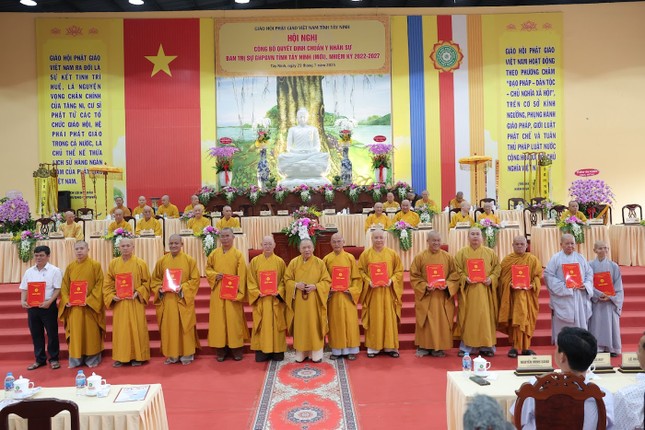 Trưởng lão Hòa thượng Thích Thiện Pháp trao quyết định nhân sự Ban Trị sự tỉnh Tây Ninh nhiệm kỳ 2022-2027