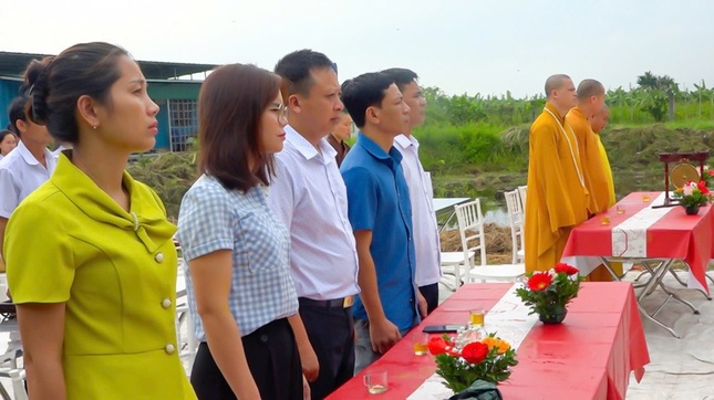 Chư tôn đức và đại diện chính quyền địa phương tham dự buổi lễ Chư tôn đức và đại diện chính quyền địa phương tham dự buổi lễ