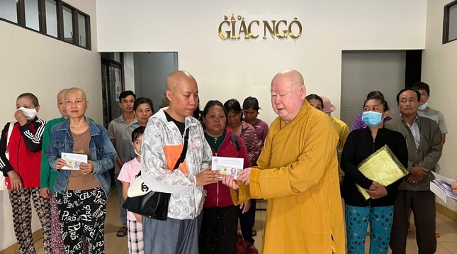Hòa thượng Thích Duy Trấn hỗ trợ thêm cho 12 bệnh nhân ung bướu