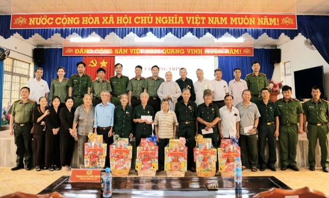 Đoàn thăm hỏi và trao quà đến các cựu chiến binh Đoàn thăm hỏi và trao quà đến các cựu chiến binh