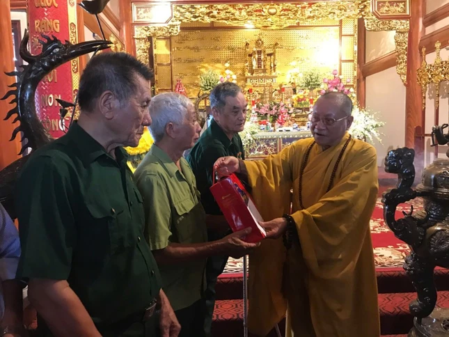 Hòa thượng Thích Gia Quang trao quà đến các gia đình chính sách, người có công, thương binh và bệnh binh Hòa thượng Thích Gia Quang trao quà đến các gia đình chính sách, người có công, thương binh và bệnh binh