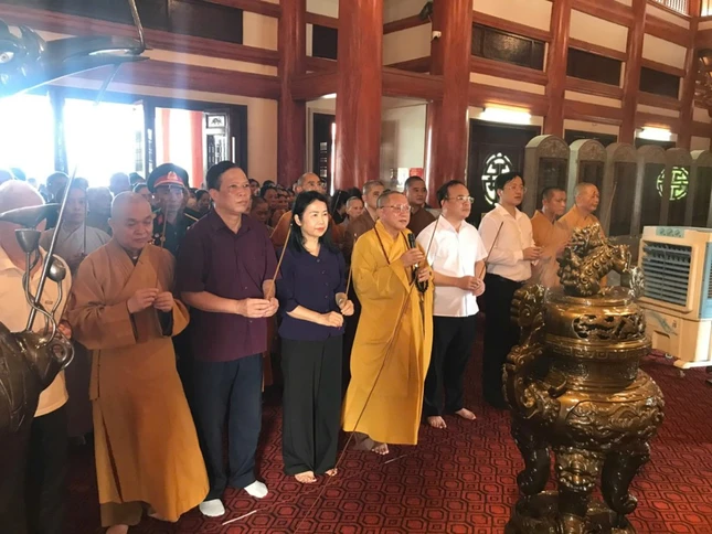 Chư tôn đức và lãnh đạo các cơ quan tỉnh dâng hương tưởng niệm các anh hùng, liệt sĩ Chư tôn đức và lãnh đạo các cơ quan tỉnh dâng hương tưởng niệm các anh hùng, liệt sĩ