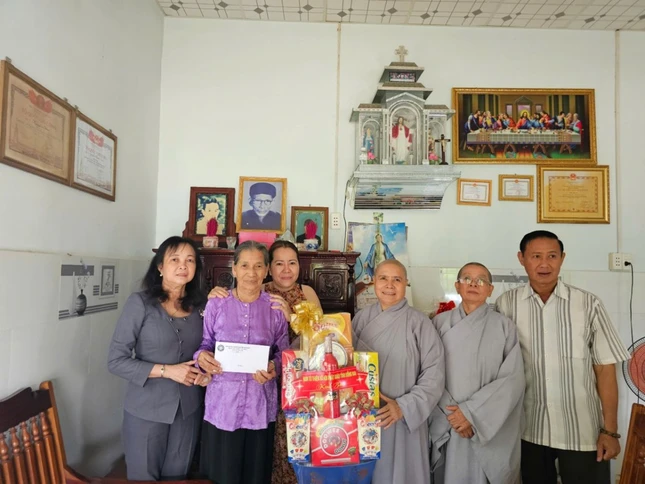 Ni sư Thích nữ Như Hiền trao quà đến Mẹ Việt Nam anh hùng Trần Thị Mai, sinh năm 1936 Ni sư Thích nữ Như Hiền trao quà đến Mẹ Việt Nam anh hùng Trần Thị Mai, sinh năm 1936