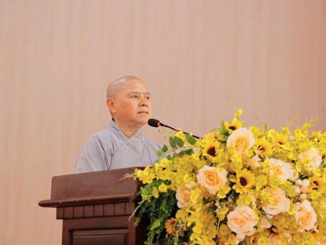 Ni sư trưởng đoàn phát biểu thăm hỏi