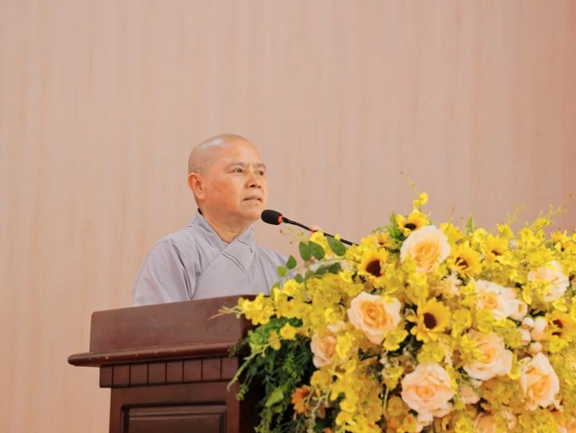 Ni sư trưởng đoàn phát biểu thăm hỏi Ni sư trưởng đoàn phát biểu thăm hỏi