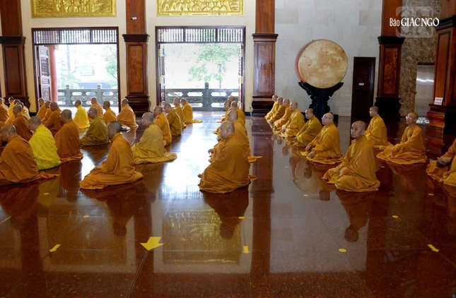 Trong 3 tháng An cư kiết hạ, theo sự thỉnh cầu của Ban Tăng sự, chư tôn Trưởng lão sẽ có các thời giáo giới cho toàn thể chư Tăng tham dự tại Việt Nam Quốc Tự