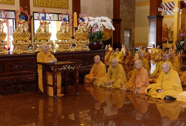 Trưởng lão Hòa thượng Thích Minh giáo giới vào sáng nay, 29-6 Âm lịch