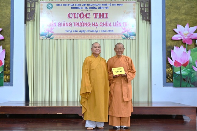 Trao giải ba