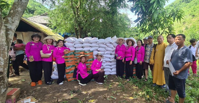 Đoàn từ thiện hỗ trợ, trao quà đến nhiều gia đình khó khăn