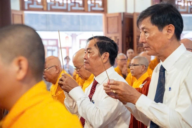 Đại diện các cơ quan dâng hương các anh hùng, liệt sĩ nhân Ngày Thương binh - Liệt sĩ (27-7)