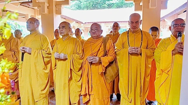 Chư tôn đức dâng hương tưởng niệm