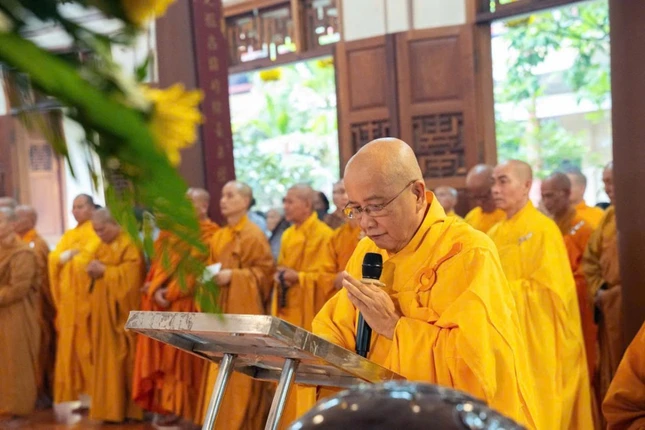 Hòa thượng Thích Đức Thành phát biểu tưởng niệm tại buổi lễ