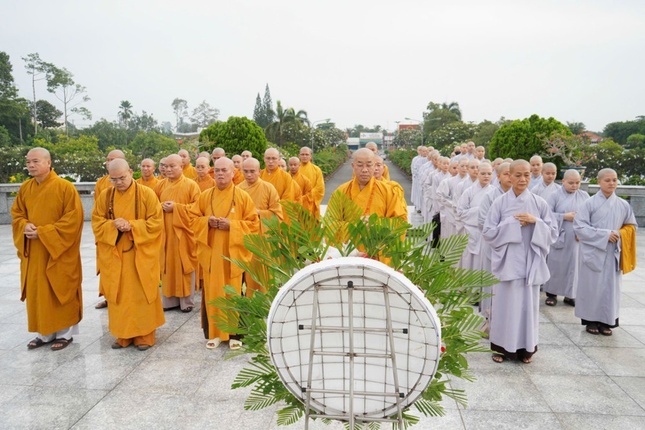 Chư tôn đức Tăng Ni đặt vòng hoa tưởng niệm các anh hùng, liệt sĩ tại Nghĩa trang Liệt sĩ tỉnh