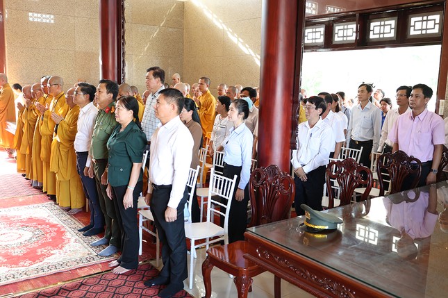 Chư tôn đức và lãnh đạo sở, ban, ngành tham dự lễ tưởng niệm