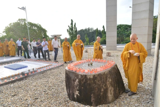 Chư tôn đức cử hành nghi thức cung thỉnh anh linh liệt sĩ về Đài Liệt sĩ Đồi 82, tỉnh Tây Ninh Chư tôn đức cử hành nghi thức cung thỉnh anh linh liệt sĩ về Đài Liệt sĩ Đồi 82, tỉnh Tây Ninh