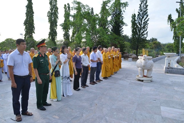 Chư tôn đức và đại diện chính quyền, bộ Chỉ huy Quân sự tỉnh