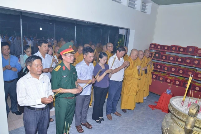 Chư tôn đức, đại diện chính quyền, Bộ Chỉ huy Quân sự tỉnh dâng hương Chư tôn đức, đại diện chính quyền, Bộ Chỉ huy Quân sự tỉnh dâng hương