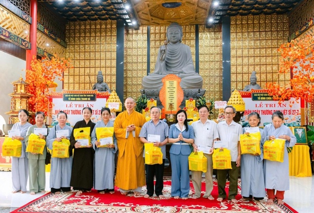 Đại diện các gia đình thương binh, liệt sĩ, người có công và hoàn cảnh khó khăn nhận quà tri ân nhân Ngày Thương binh - Liệt sĩ (27-7) Đại diện các gia đình thương binh, liệt sĩ, người có công và hoàn cảnh khó khăn nhận quà tri ân nhân Ngày Thương binh - Liệt sĩ (27-7)