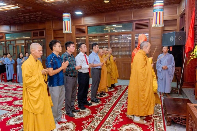 Chư tôn đức và lãnh đạo các cơ quan dâng hương tưởng niệm các anh hùng, liệt sĩ