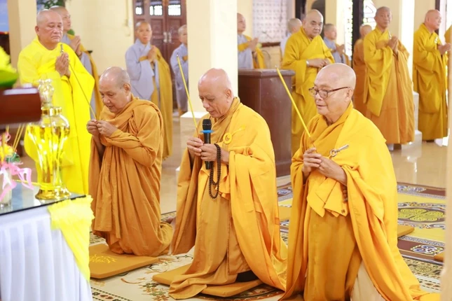 Chư tôn đức giáo phẩm niêm hương bạch Phật Chư tôn đức giáo phẩm niêm hương bạch Phật