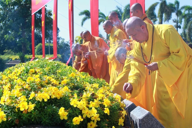 Chư tôn đức thắp hương trên mộ phần liệt sĩ Nghĩa trang xã Tam Nông