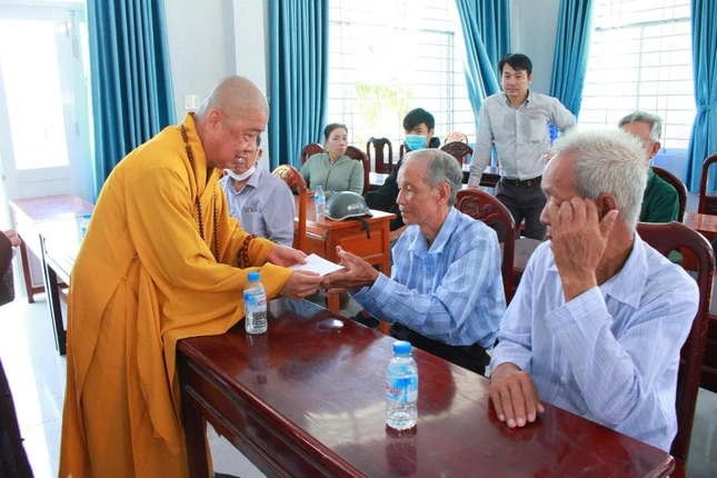 Thượng tọa Thích Chơn Trí trao quà đến đại diện các gia đình chính sách, có công
