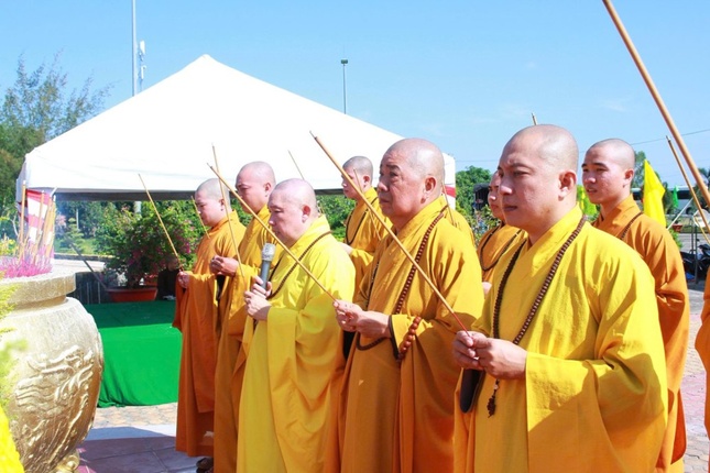 Chư tôn đức Tăng Ni dâng hương tại Nghĩa trang Liệt sĩ xã Tam Nông, tỉnh Đồng Tháp