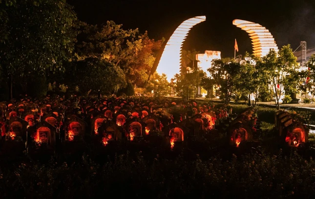 Thắp nến tri ân trên các mộ phần của liệt sĩ