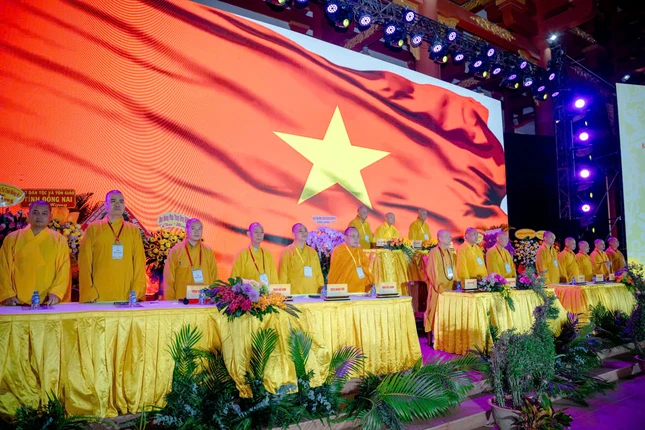 Chư tôn đức chứng minh, tham dự trong phút mặc niệm chư vị tiền bối hữu công - Ảnh: Đăng Huy