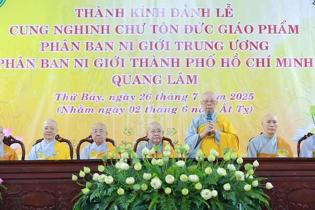 Ni trưởng Thích nữ Như Huệ sách tấn chư Ni tại chùa Dược Sư