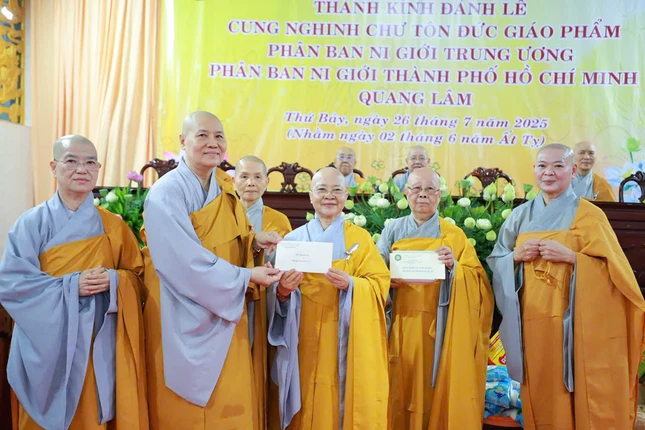 Đại diện Phân ban Ni giới TP.HCM cúng dường hành giả Ni tại chùa Dược Sư